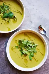 Diese sehr gesunde Suppe entschlackt den Körper und verleiht ihm Energie. Das Kraut hat es in sich: Brennnesseln enthalten zahlreiche Mineralstoffe wie Kalzium, Magnesium und Kalium sowie Eisen und Silicium. Sie haben nicht nur einen an Spinat erinnernden Geschmack, sondern stecken auch voller gesunder Nährstoffe.