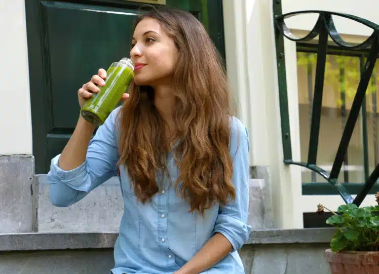 Smoothies oder Superfoods können eine gesunde Bereicherung für deinen Alltag sein. Das ist besonders praktisch, wenn du wenig Zeit hast oder manchmal auch gar nicht die große Auswahl. Achte bei den Produkten auf Bioqualität und darauf, dass auf Zusatzstoffe verzichtet wurde. Nurisan erfüllt diese Kriterien.
