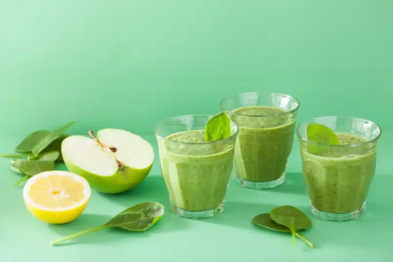 Grüne Smoothies sind eine hervorragende Quelle für Vitamine, Mineralstoffe, Antioxidantien, sekundäre Pflanzenstoffe und Chlorophyll. Diese Inhaltsstoffe können die Verdauung fördern, das Immunsystem stärken, das Hautbild verbessern und zur Entgiftung beitragen. Wenn du Nurisan einmal anders verwenden möchtest, eignet es sich auch, um deinen Smoothie weiter aufzuwerten.