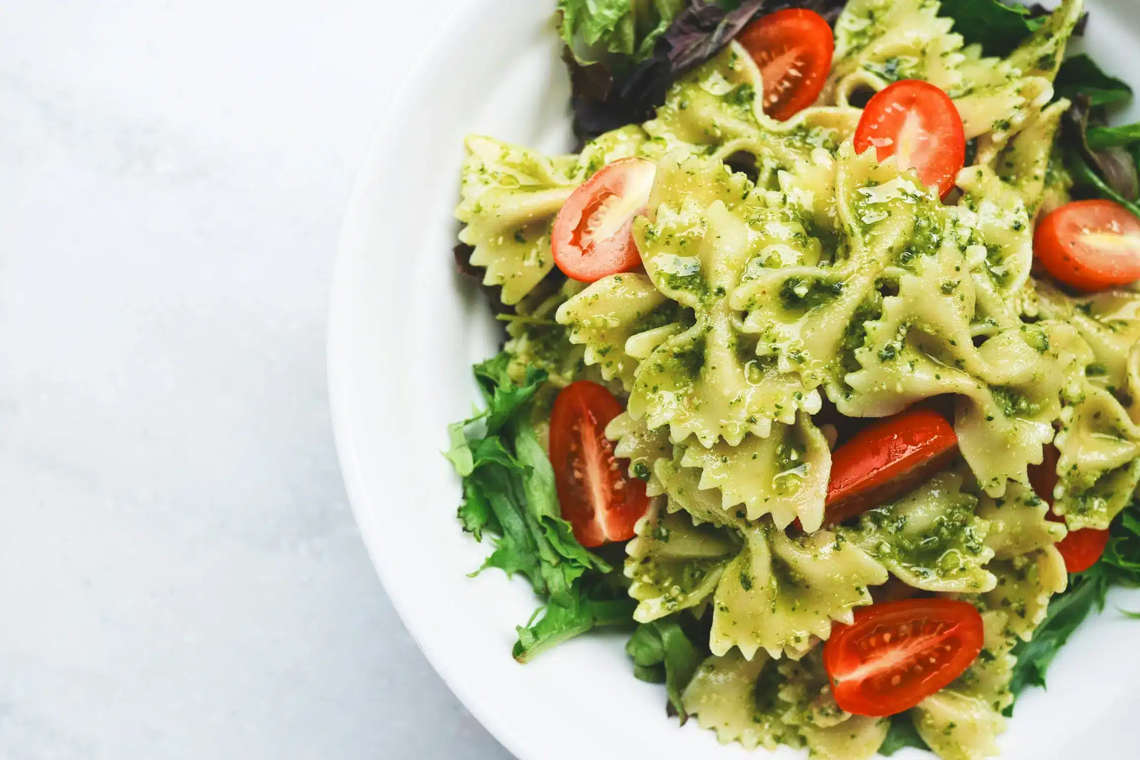 Aufgrund seiner Hauptzutaten wie Olivenöl, Basilikum und Pinienkernen kann grünes Pesto verschiedene gesundheitliche Vorteile bieten. Dazu zählen die Unterstützung des Herz-Kreislauf-Systems, die Förderung der Verdauung und die Bereitstellung wichtiger Nährstoffe wie Eisen und Omega-3-Fettsäuren.