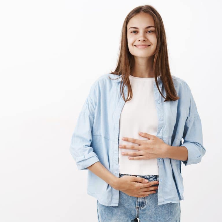 Eine Frau mit einer funktionierenden Verdauung strahlt und ist bei bester Gesundheit. Nurisan mit optimaler Nährstoffdichte unterstützt die Nährstoffaufnahme