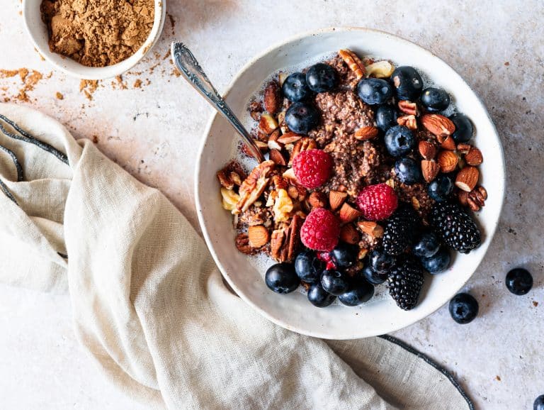 Müsli mit Superfoods bietet vielfältige gesundheitliche Vorteile. Haferflocken senken dank Beta-Glucanen den Cholesterinspiegel und stabilisieren den Blutzuckerspiegel. Zusätzliche Superfoods wie Chiasamen, Leinsamen, Hanfsamen und Nurisan liefern Omega-3-Fettsäuren, die sich positiv auf das Herz und die Konzentration auswirken, sowie Ballaststoffe für eine gesunde Verdauung, Proteine für starke Muskeln, Antioxidantien und Vitamine, die das Immunsystem stärken und Entzündungen bekämpfen.