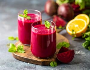 Rote Bete ist eine nährstoff- und ballaststoffreiche Ergänzung, die die Leistung steigert und sich für jeden Smoothie eignet. Sie unterstützt die Herzgesundheit, die sportliche Leistung, die Entgiftung sowie die Verdauung und die Leberfunktion. Gleichzeitig verleiht sie dem Smoothie eine tolle Farbe und eine dezente Süße.