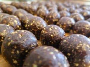 Selbstgemachte Energiebällchen sind ein gesunder Snack. Sie sind eine natürliche Nährstoffquelle, die langanhaltende Energie liefert. Außerdem enthalten sie keinen raffinierten Zucker oder Zusatzstoffe, sättigen gut und können an individuelle Ernährungsbedürfnisse angepasst werden. Zudem sind sie einfach zuzubereiten, lassen sich gut auf Vorrat herstellen und reduzieren Verpackungsmüll. Mit Nurisan als Zutat erhalten sie eine besondere Note und ein Nährstoffupgrade.