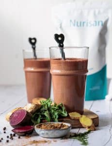 Nurisan ist ein Superfood, das speziell für die Darmgesundheit entwickelt wurde. Es enthält unter anderem Brennnessel, Ingwer, Kurkuma, Hagebutte und zehn weitere Zutaten, die Entzündungen lindern, die Verdauung regulieren und die Darmgesundheit unterstützen. Darüber hinaus liefert Nurisan Nährstoffe, Ballaststoffe und sekundäre Pflanzenstoffe. Es versorgt den Körper mit Bausteinen für die Darmregeneration und fördert ein vielfältiges Mikrobiom. Alles zu 100 % biologisch und zertifiziert.