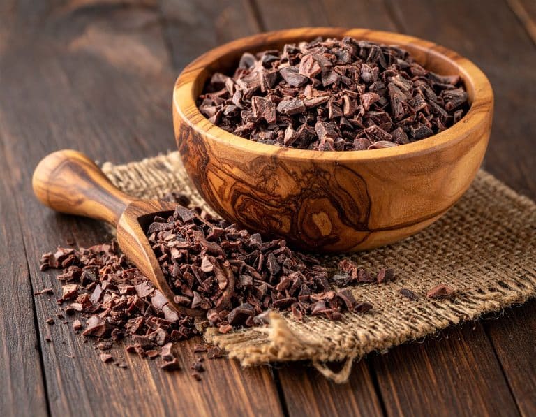 Rohkakao-Nibs sind aufgrund ihrer natürlichen Inhaltsstoffe ein sogenanntes „Superfood“ und bieten gesundheitliche Vorteile, da sie eine hohe Konzentration an Antioxidantien, Magnesium, Eisen und Ballaststoffen enthalten. Diese tragen zur Stärkung der Knochen, zur Verbesserung der Verdauung, zur Anregung des Immunsystems und zur Steigerung des Wohlbefindens bei. Zudem sind sie eine gute Quelle für gesunde ungesättigte Fettsäuren und enthalten die Stoffe Theobromin und Anandamid, die eine stimulierende und stimmungsaufhellende Wirkung haben.