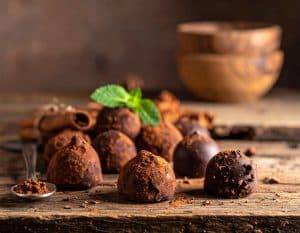 Selbst gemachte Pralinen aus Rohkakao bieten gesundheitliche Vorteile, da sie einen hohen Gehalt an Antioxidantien, Mineralstoffen (wie Magnesium, Eisen und Kalzium) sowie Vitaminen aufweisen. Diese wirken entzündungshemmend und können die kognitiven Funktionen sowie das Herz-Kreislauf-System unterstützen. Zudem ermöglicht die selbst gemachte Variante volle Kontrolle über die Zutaten, sodass man auf Zucker und künstliche Zusatzstoffe verzichten und gesündere Alternativen wählen kann. Bei der Herstellung kann man die Pralinen auch an individuelle Bedürfnisse anpassen.