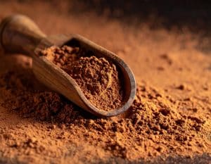 Rohkakao-Pulver bietet aufgrund seines Reichtums an Antioxidantien (Flavonoide) und Mineralstoffen wie Magnesium, Kalzium, Eisen, Zink und Kalium sowie Vitamin E gesundheitliche Vorteile. Es kann die Durchblutung fördern, das Herz-Kreislauf-System schützen, eine stimmungsaufhellende Wirkung haben und entzündungshemmend wirken. Zudem stärkt es das Immunsystem und kann die Haut elastischer machen und mit Feuchtigkeit versorgen. Es ist ein wichtiger Bestandteil der Nurisan-Rezeptur.
