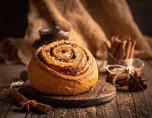 Zimt verleiht Backwaren nicht nur ein intensives Aroma, sondern kann auch gesundheitliche Vorteile bieten. Dazu gehören eine anregende Wirkung auf die Verdauung sowie eine mögliche Unterstützung bei der Senkung des Blutzuckerspiegels. Zimt wirkt zudem entzündungshemmend und ist reich an Antioxidantien.