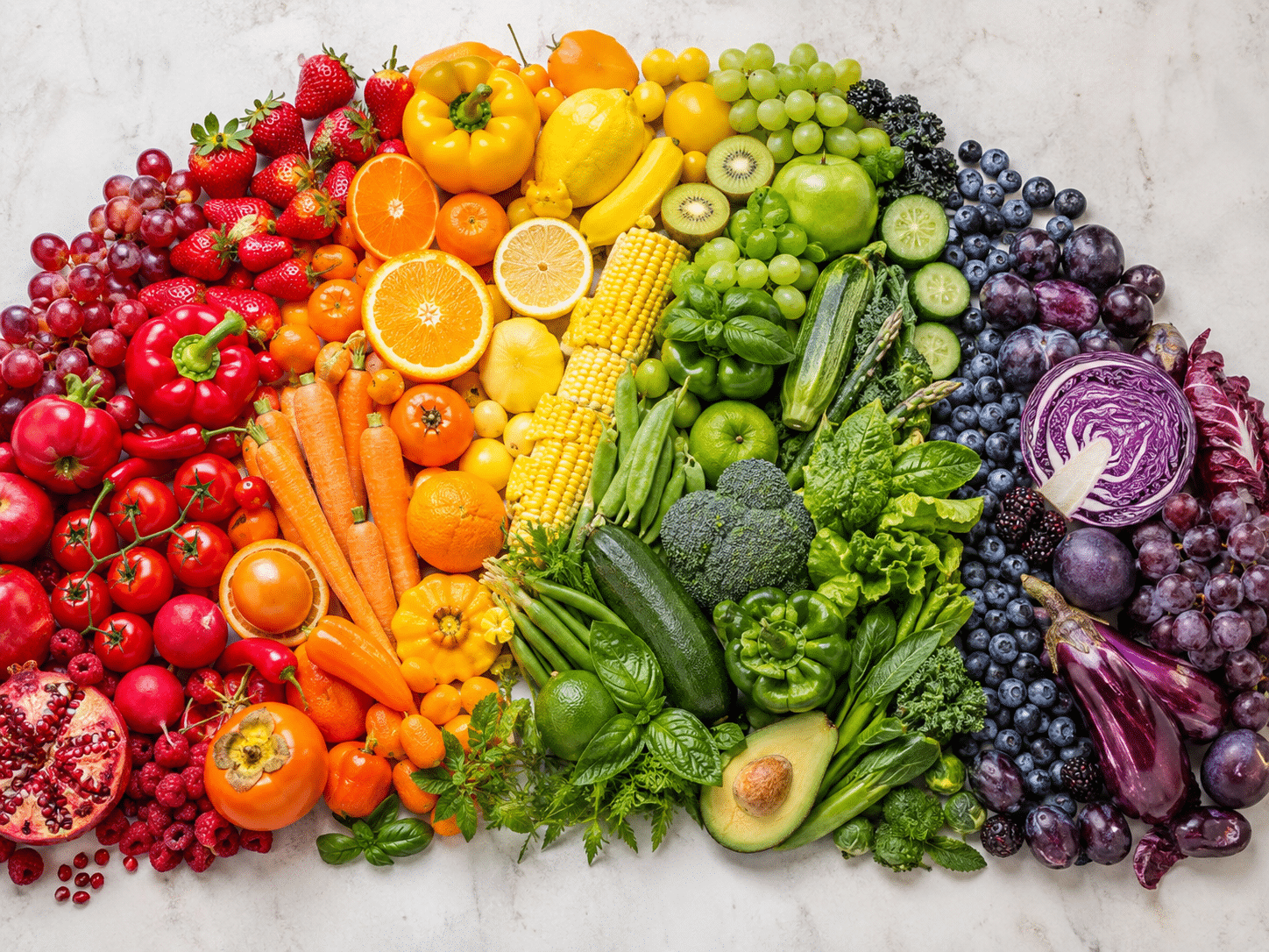 Das Eat-the-Rainbow-Prinzip: Rote, orange, gelbe, grüne und violette pflanzliche Lebensmittel, sortiert nach ihren natürlichen Farbstoffen.