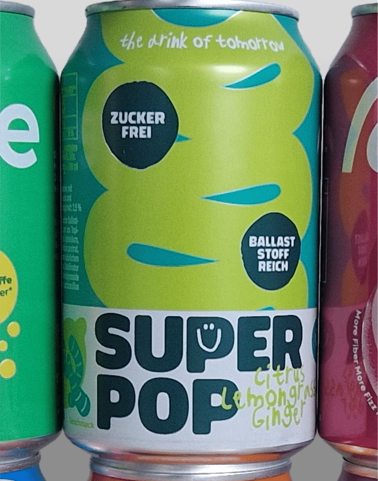 Nahaufnahme einer Super Pop Dose in der Sorte Citrus Lemongrass Ginger. Prominent auf der Vorderseite sind die Hinweise „Zuckerfrei“ und „Ballaststoffreich“ zu sehen.