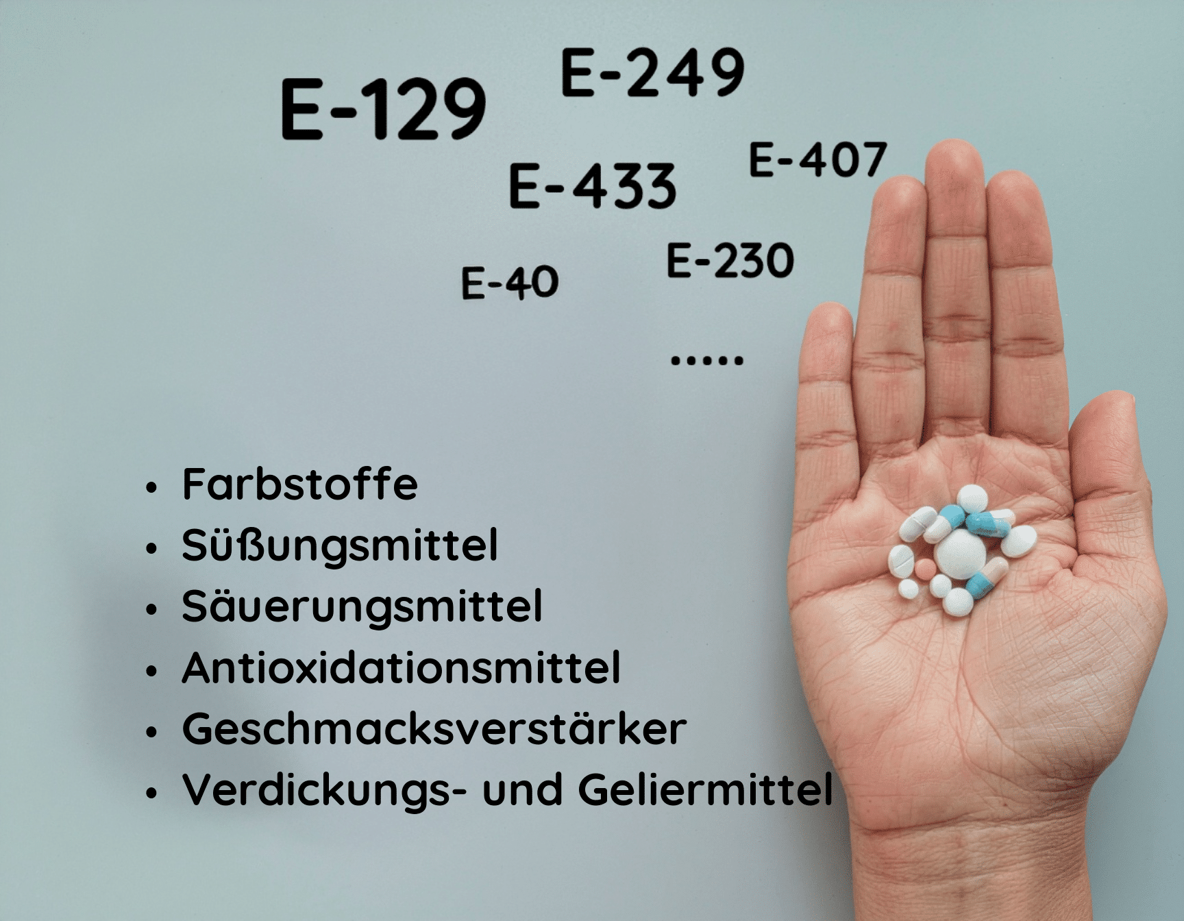 Eine Hand voller Tabletten neben einer Liste von E-Nummern und künstlichen Zusätzen wie Süßungsmitteln, Farbstoffen und Geschmacksverstärkern.